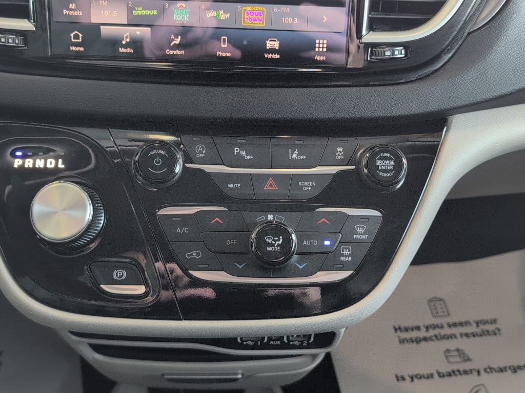 Used 2024 Chrysler Pacifica Touring-L image 37