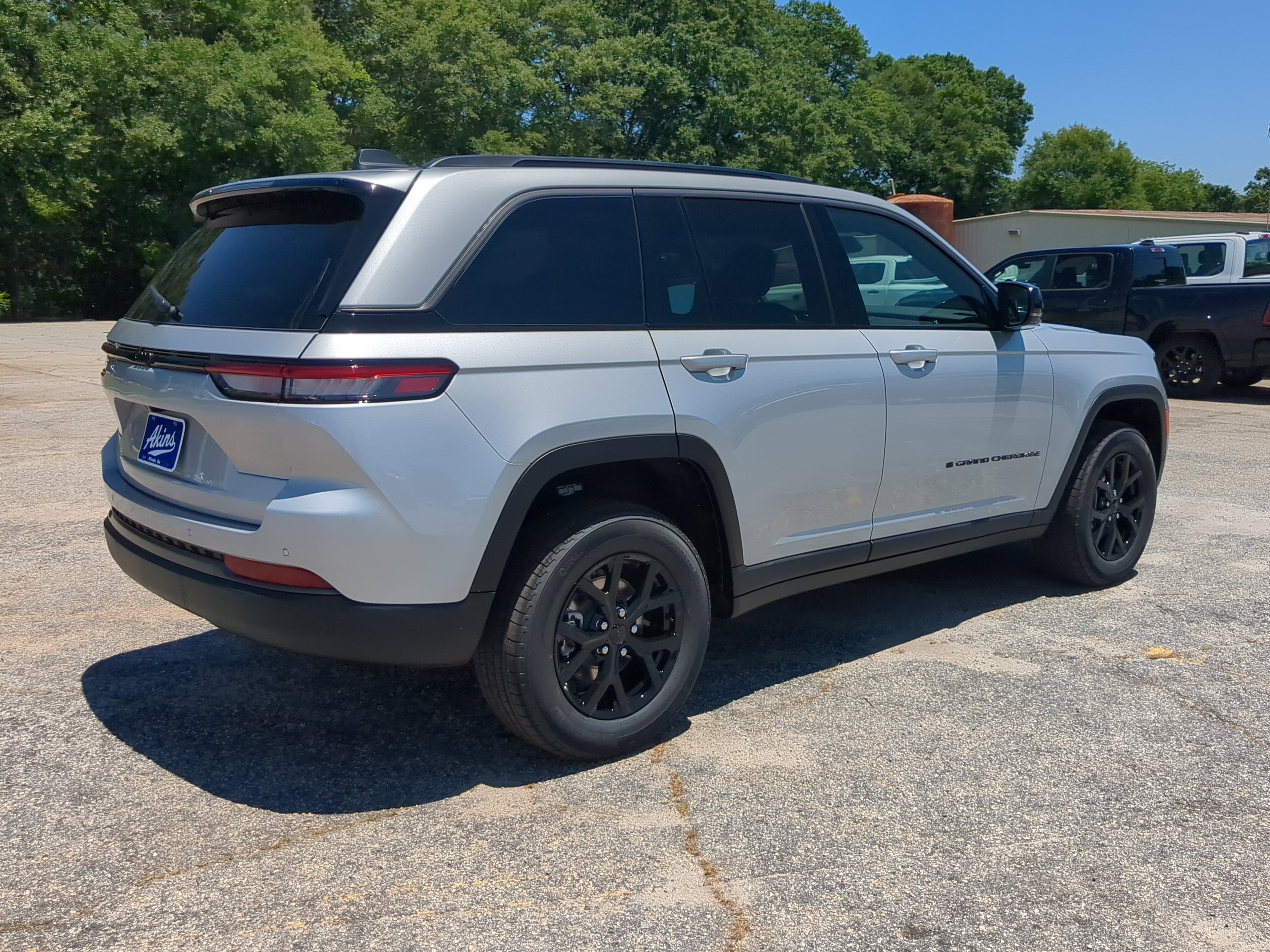 New 2026 Jeep Grand Cherokee Altitude RWD image 3