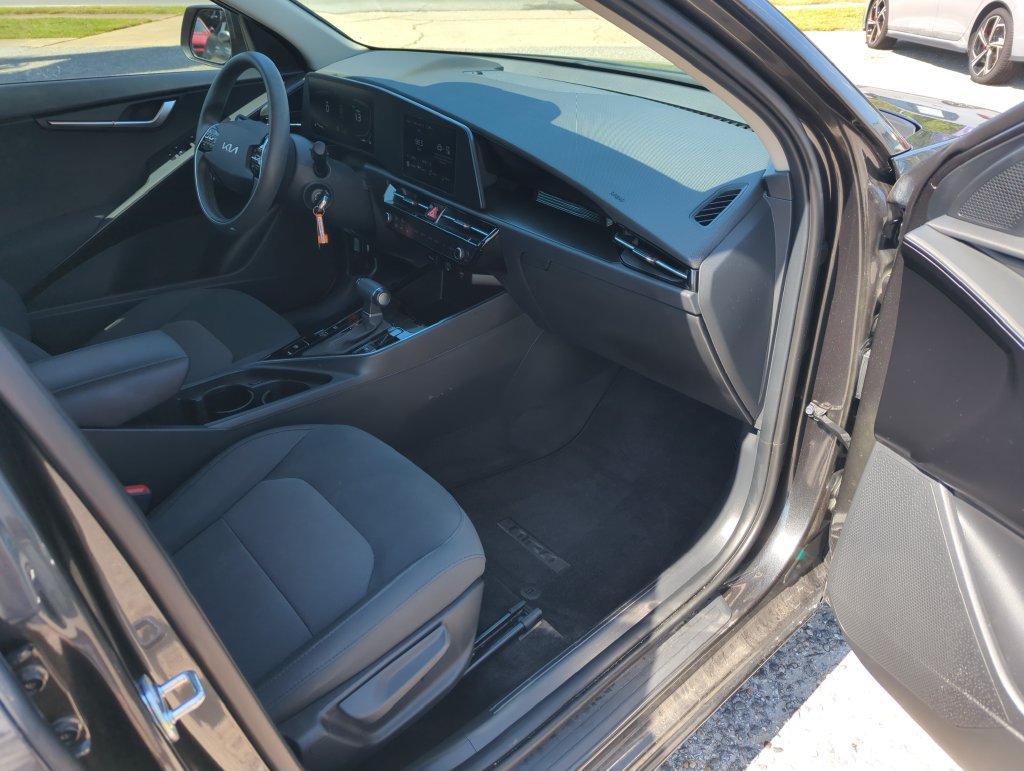 Used 2025 Kia Niro LX FWD image 34