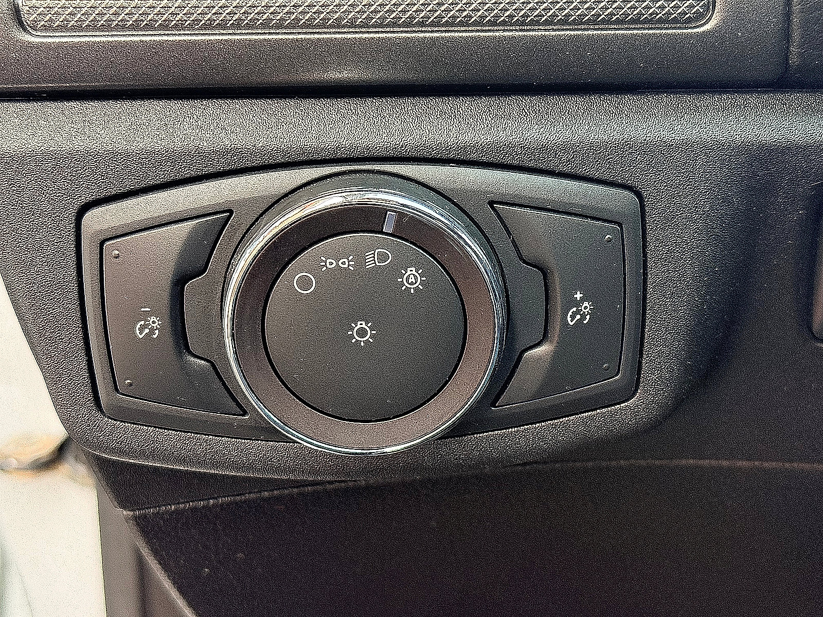 Used 2019 Ford Fusion SE FWD image 24