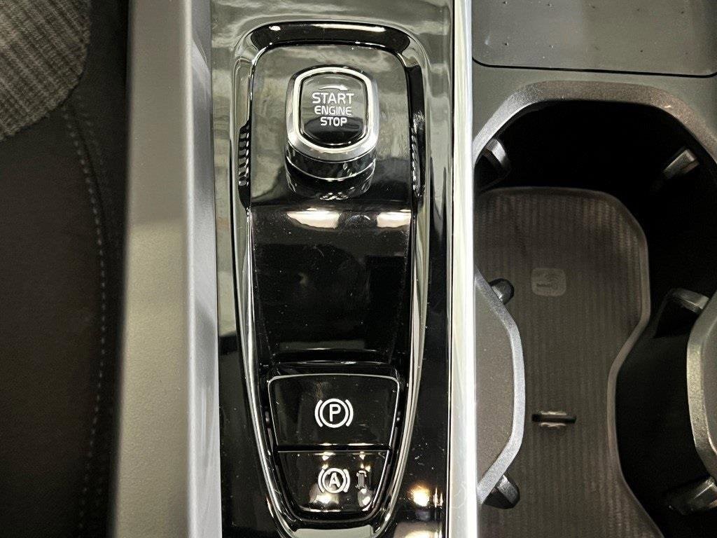 Used 2022 Volvo XC60 B5 Momentum image 34