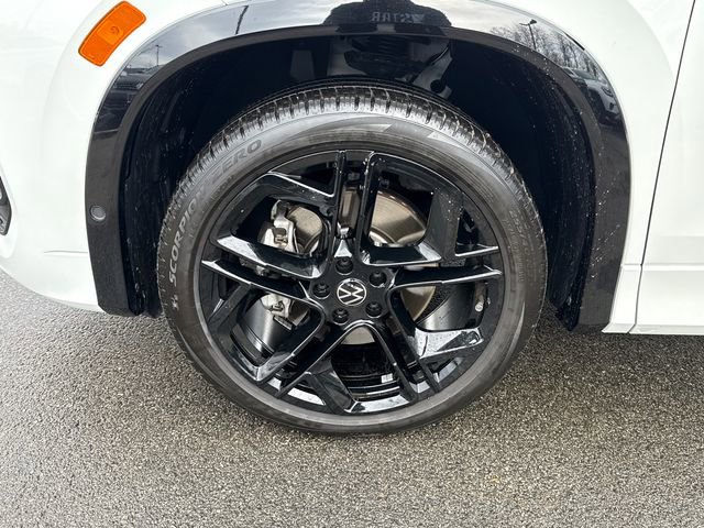 Certified 2025 Volkswagen Tiguan SE R-Line image 10