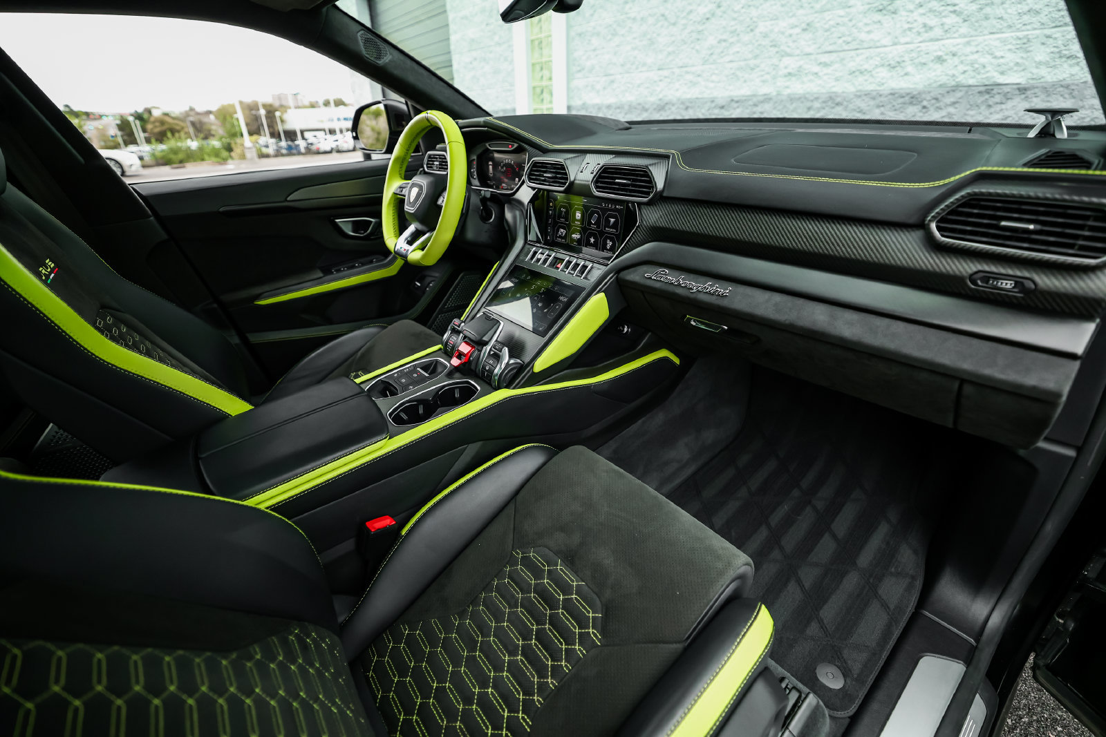 Used 2022 Lamborghini Urus AWD/4WD image 2