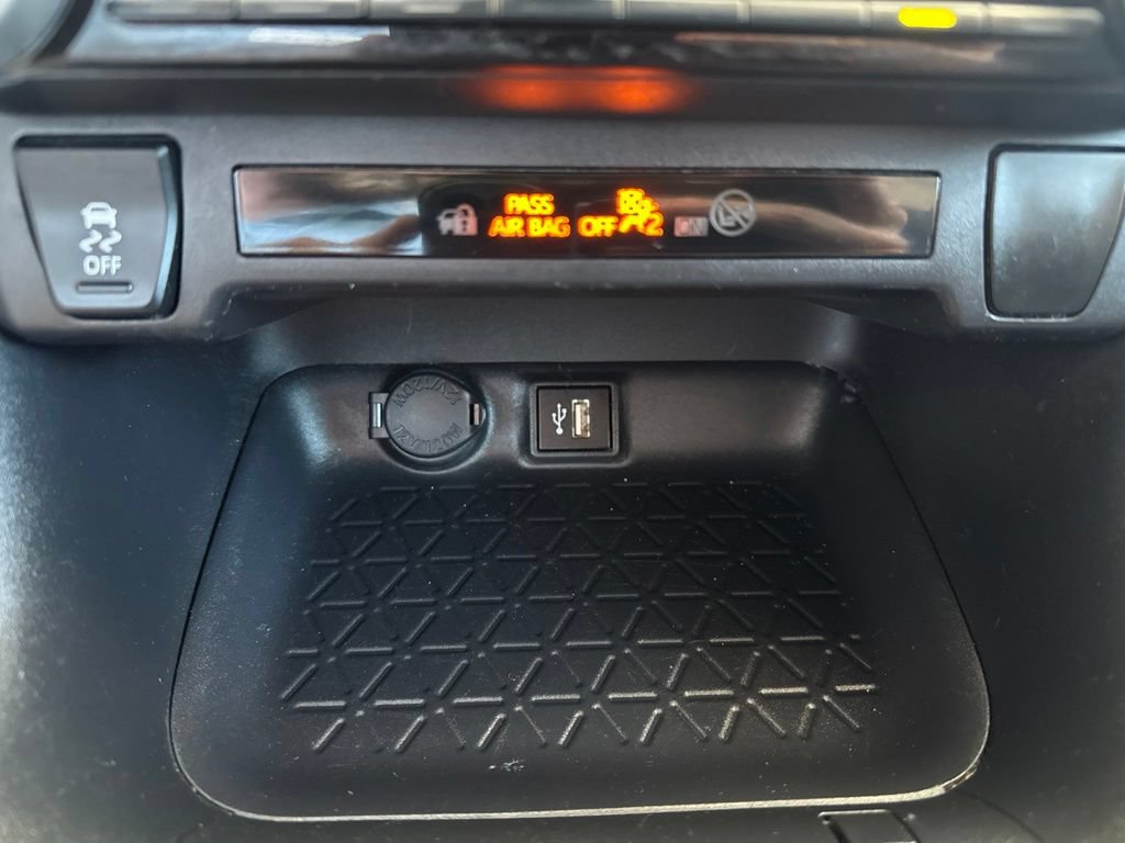 Used 2025 Toyota RAV4 LE AWD/4WD image 30