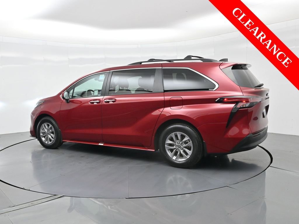 Used 2022 Toyota Sienna XLE image 9