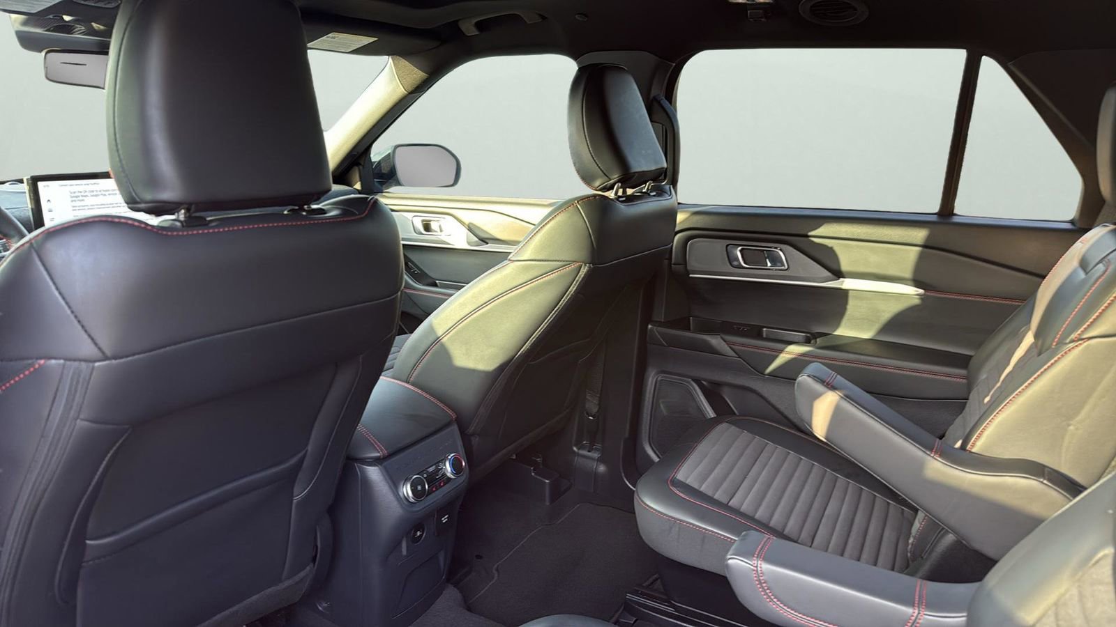 Certified 2025 Ford Explorer ST-Line w/ Premium Package image 29