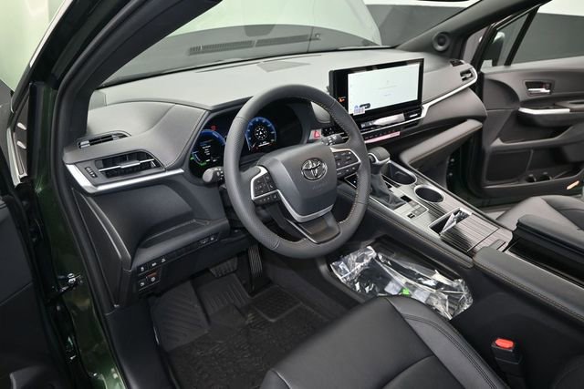 Used 2026 Toyota Sienna XLE Woodland Edition AWD/4WD image 4