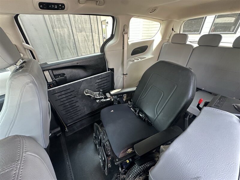 Used 2022 Chrysler Voyager LX FWD image 44