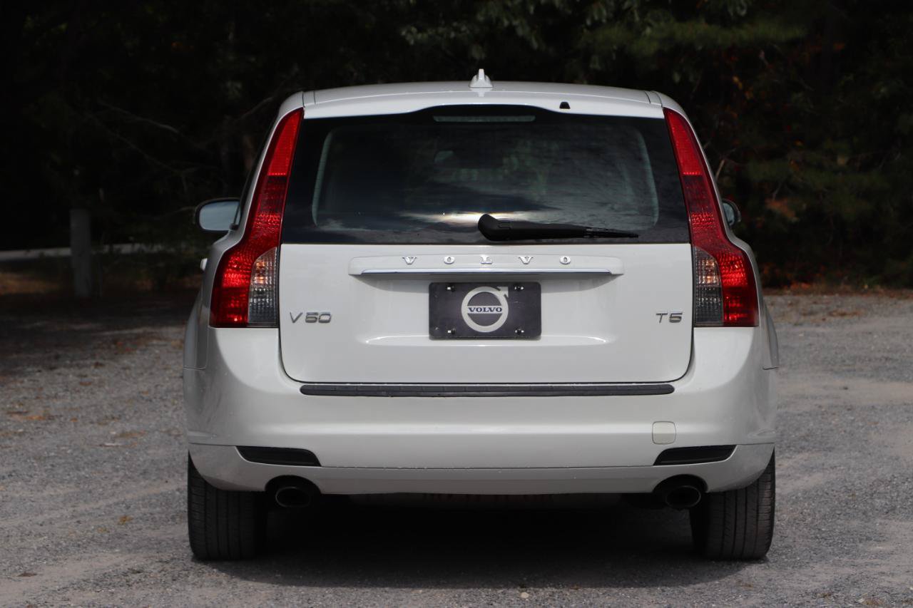 Used 2011 Volvo V50 T5 FWD image 4