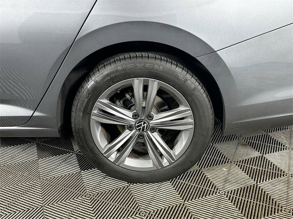 Used 2024 Volkswagen Jetta SE image 32