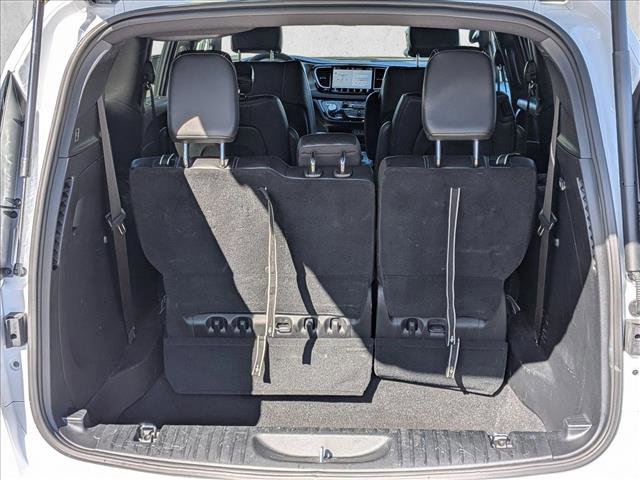 Used 2025 Chrysler Pacifica Select image 5
