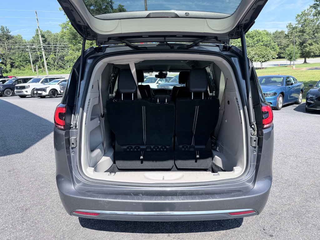 Used 2022 Chrysler Pacifica Touring-L FWD image 9