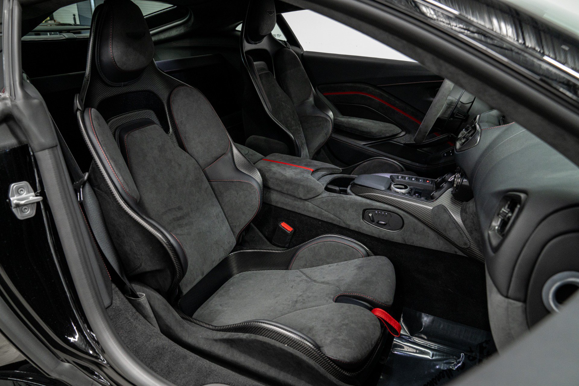 Used 2023 Aston Martin V8 Vantage Coupe RWD image 24