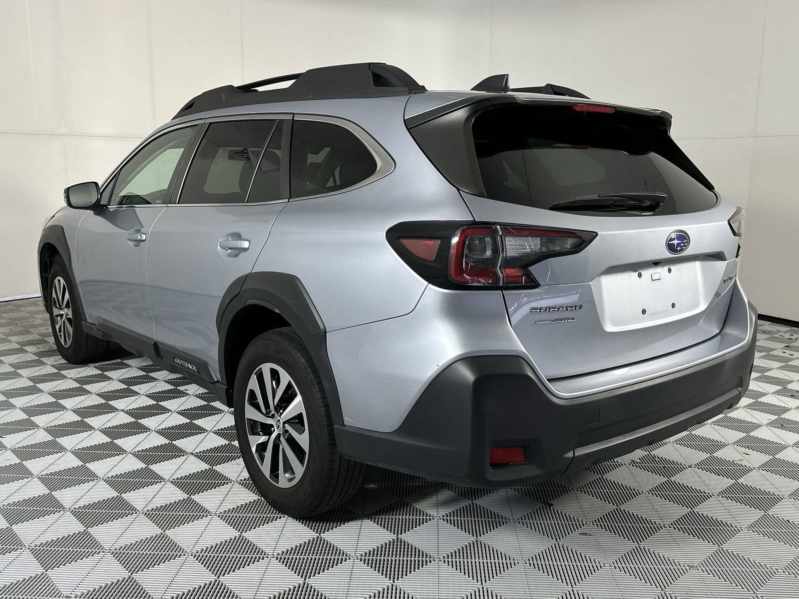 Used 2024 Subaru Outback Premium AWD/4WD image 6