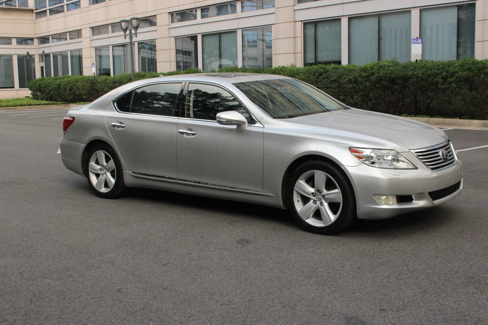 Used 2011 Lexus LS 460 L w/ Luxury Pkg RWD image 2