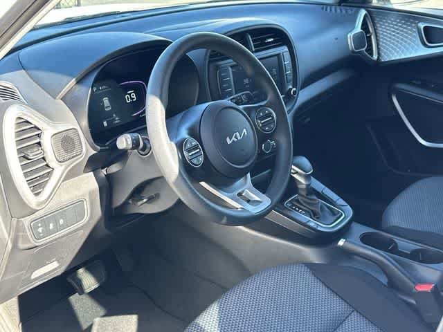 Used 2025 Kia Soul LX w/ LX Technology Package FWD image 2