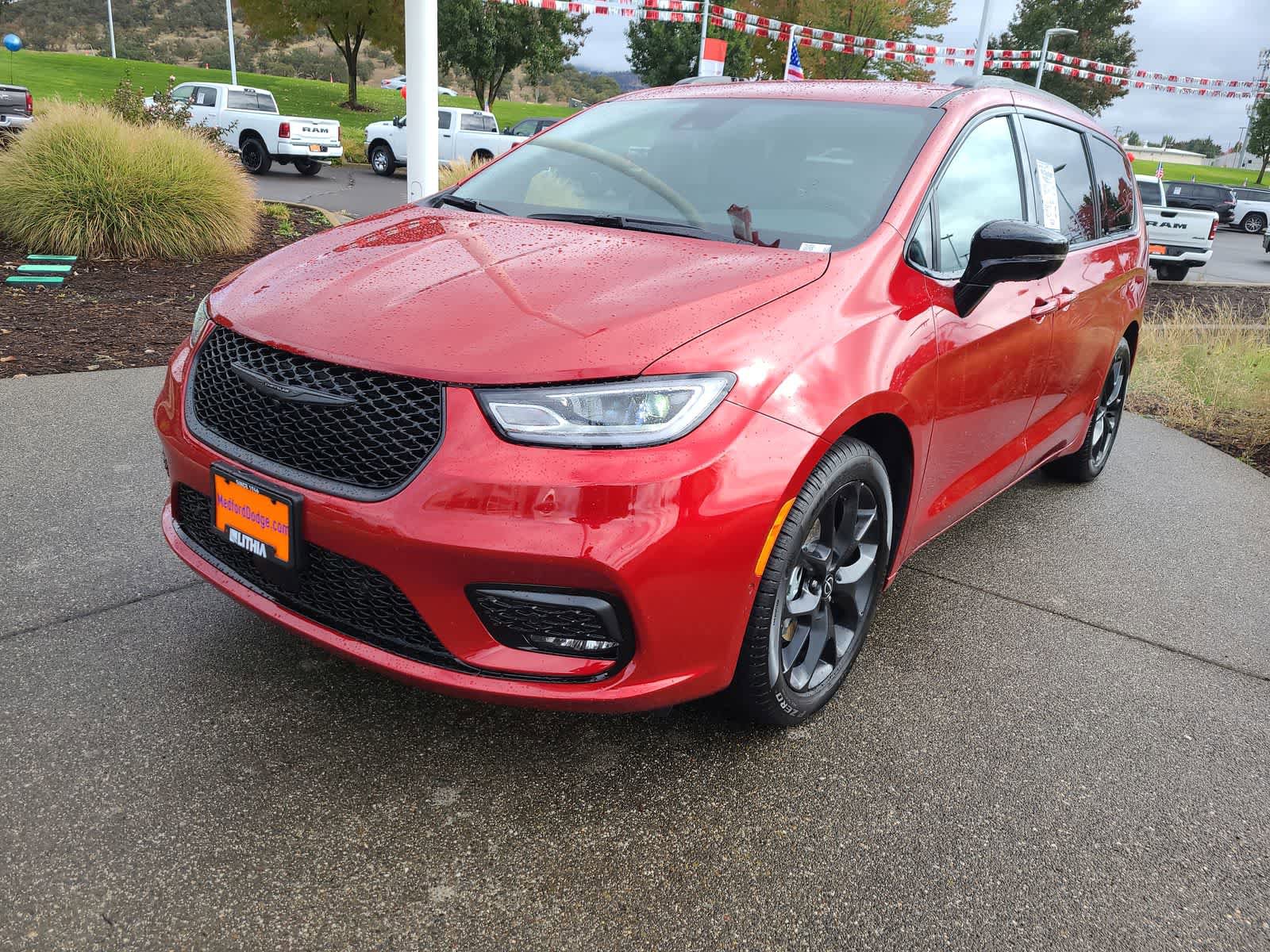 New 2026 Chrysler Pacifica Select FWD image 1