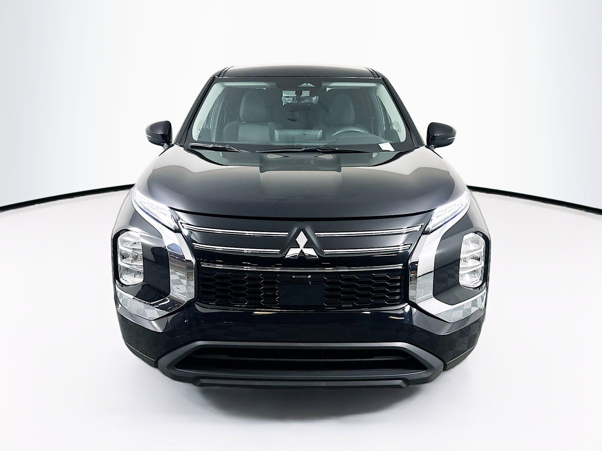 Used 2025 Mitsubishi Outlander ES image 2