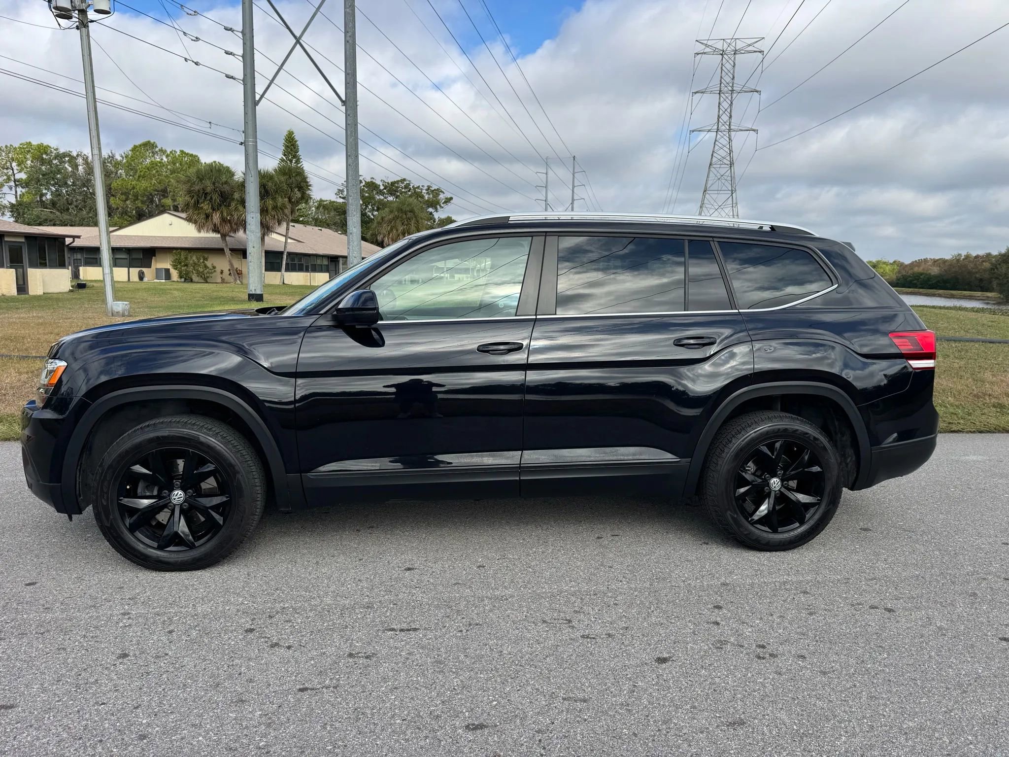 Used 2018 Volkswagen Atlas SE image 3