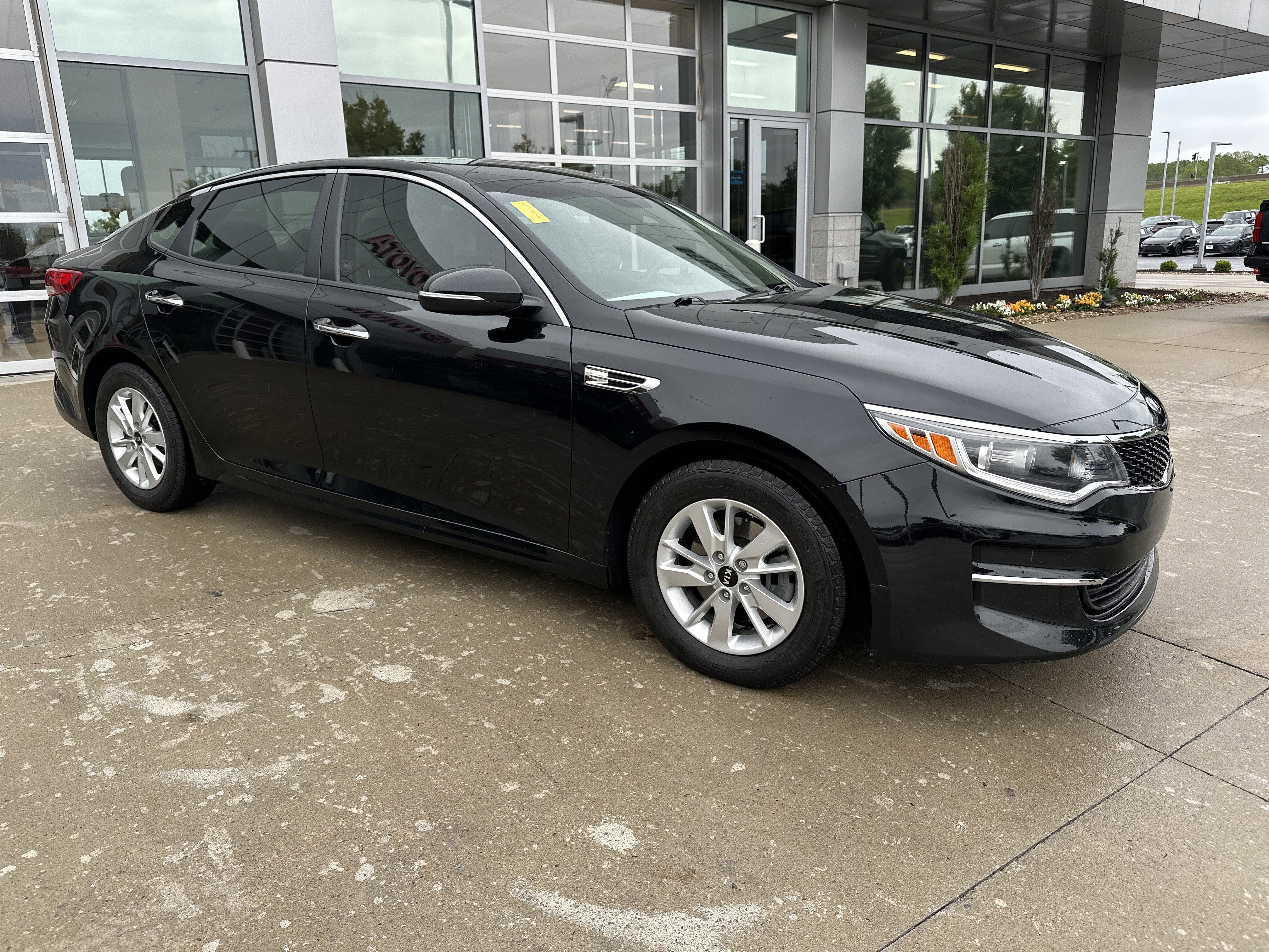 Used 2017 Kia Optima LX FWD image 2