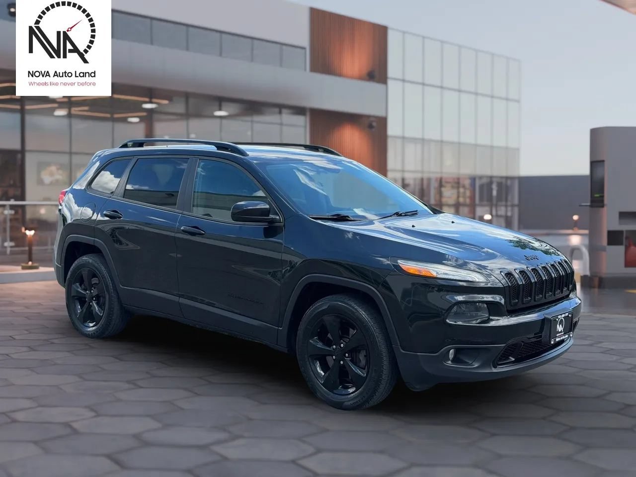 Used 2016 Jeep Cherokee Latitude w/ Comfort/Convenience Group AWD/4WD image 2