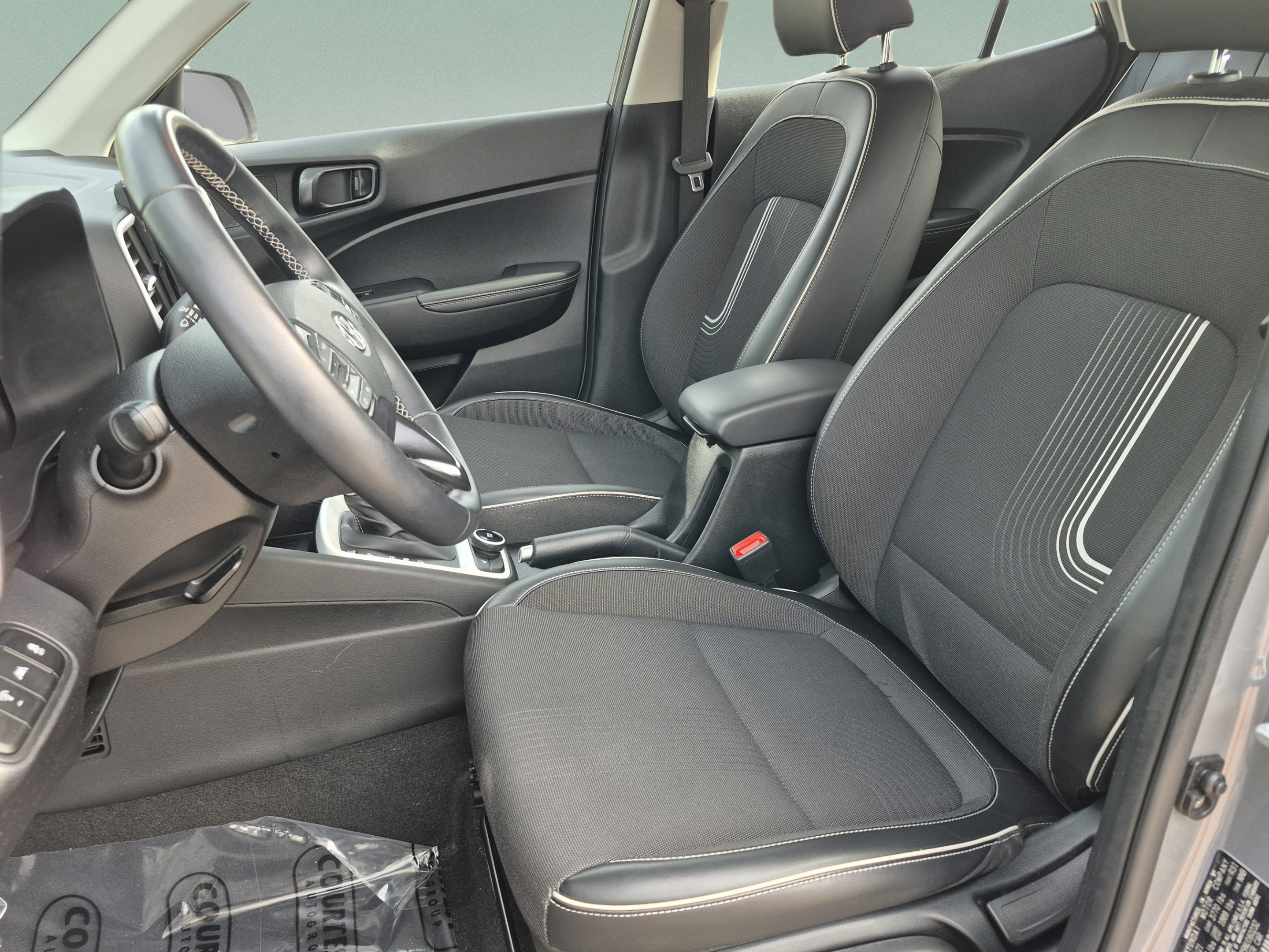 Certified 2022 Hyundai Venue Limited FWD image 17