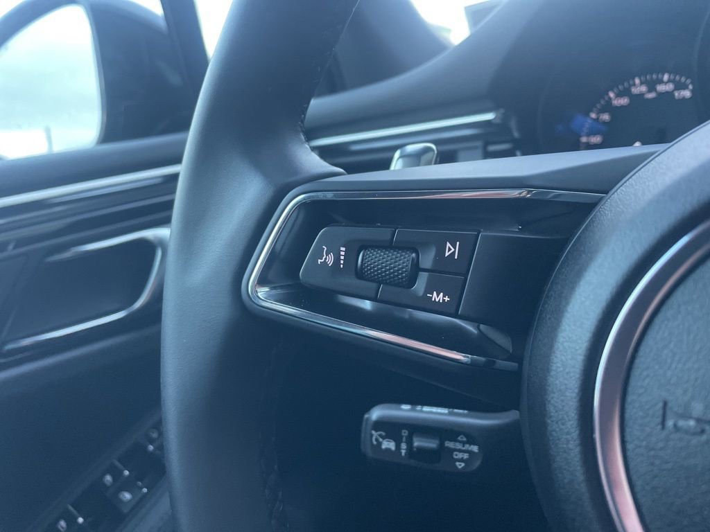 Certified 2025 Porsche Macan AWD/4WD image 39