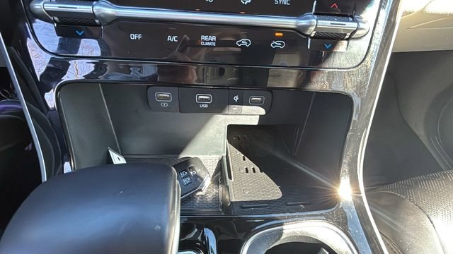 Used 2024 Kia Carnival EX image 28