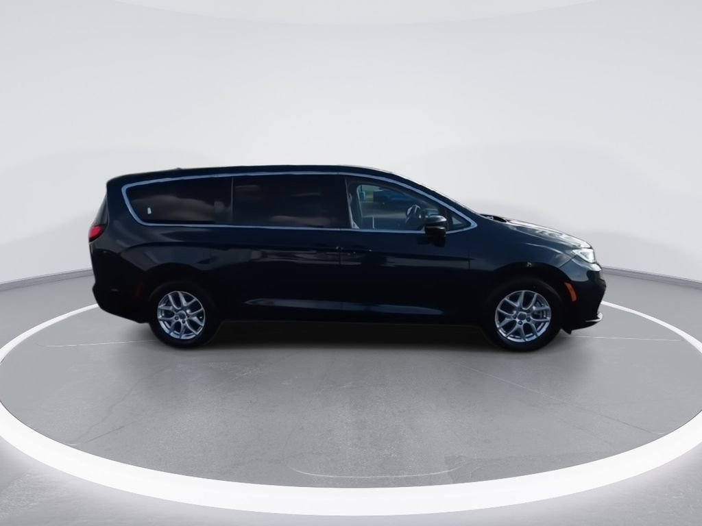 Used 2023 Chrysler Pacifica Touring-L FWD image 9