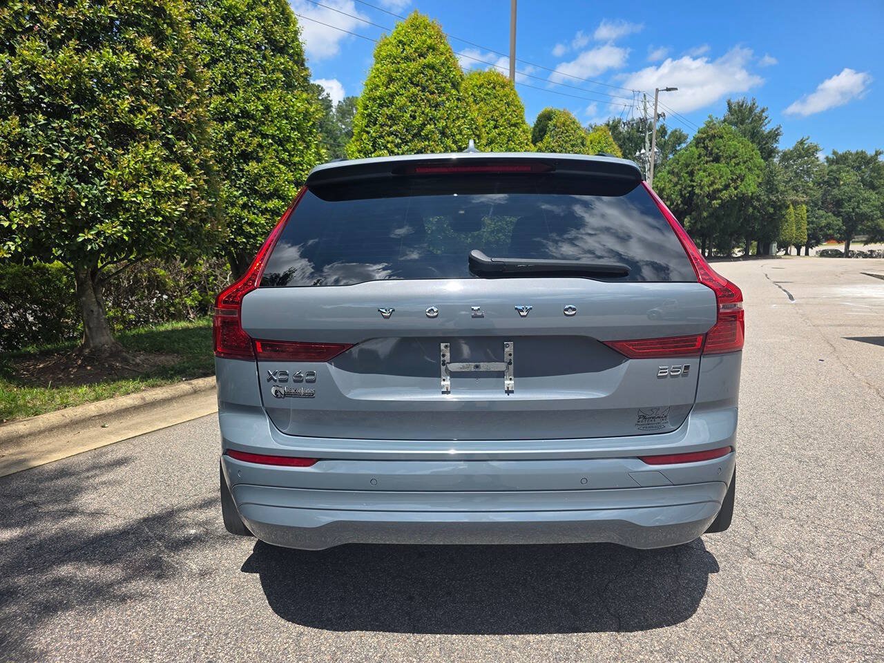 Used 2022 Volvo XC60 B5 Momentum w/ Climate Package AWD/4WD image 4