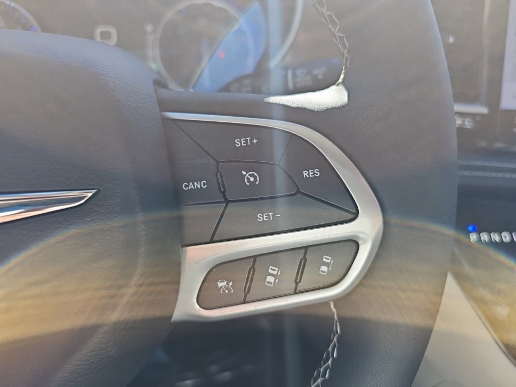 Certified 2024 Chrysler Pacifica Touring-L FWD image 31