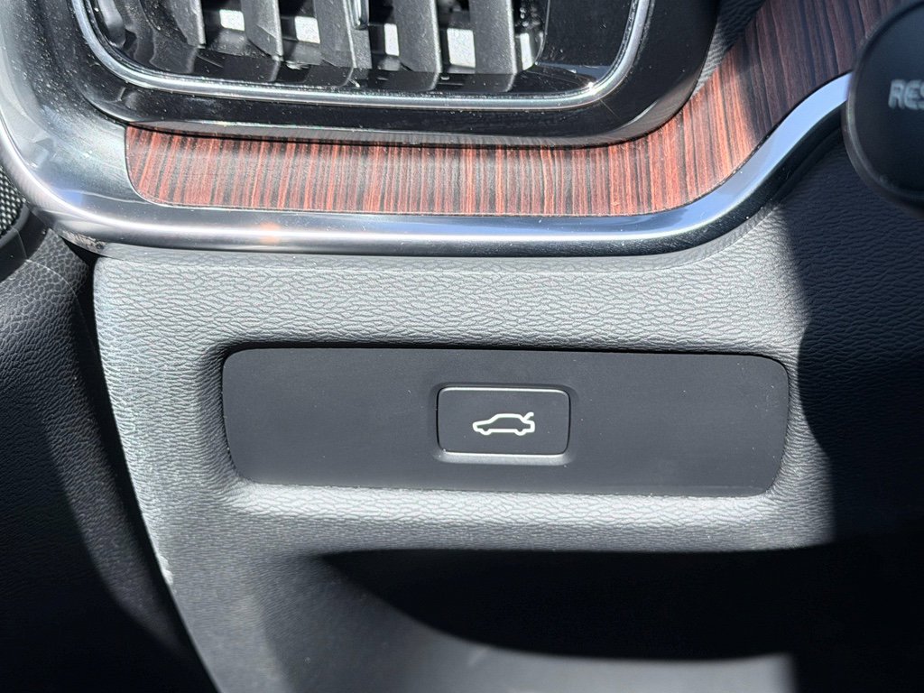 Used 2025 Volvo V60 B5 Cross Country Plus image 12