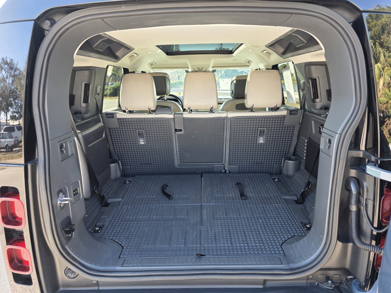 Used 2020 Land Rover Defender 110 HSE image 24