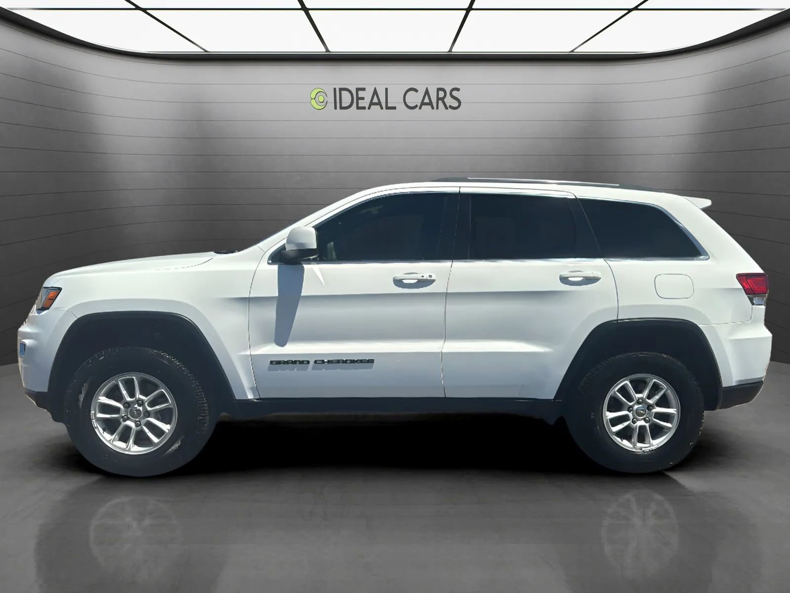 Used 2020 Jeep Grand Cherokee Laredo RWD image 2