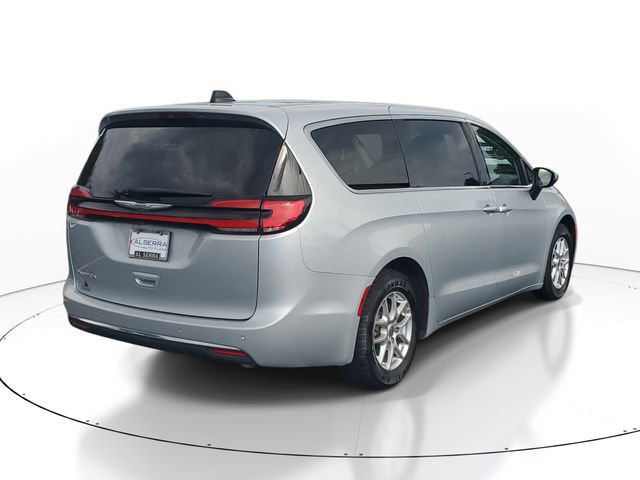 Used 2023 Chrysler Pacifica Touring-L FWD image 4