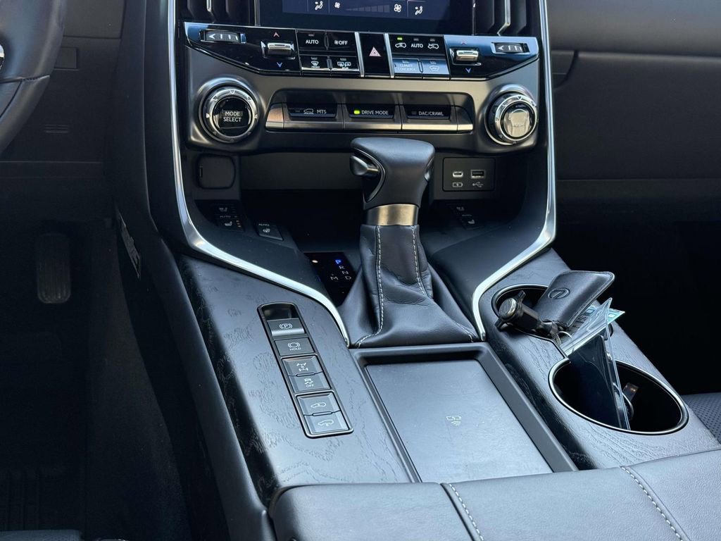 Used 2024 Lexus LX 600 4WD w/ Luxury Package image 19