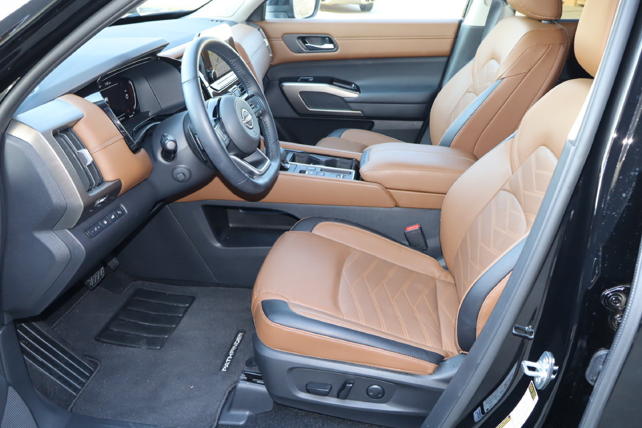 Used 2025 Nissan Pathfinder Platinum w/ Black Appearance Package FWD image 17