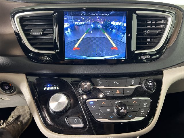 Used 2017 Chrysler Pacifica Touring-L FWD image 23