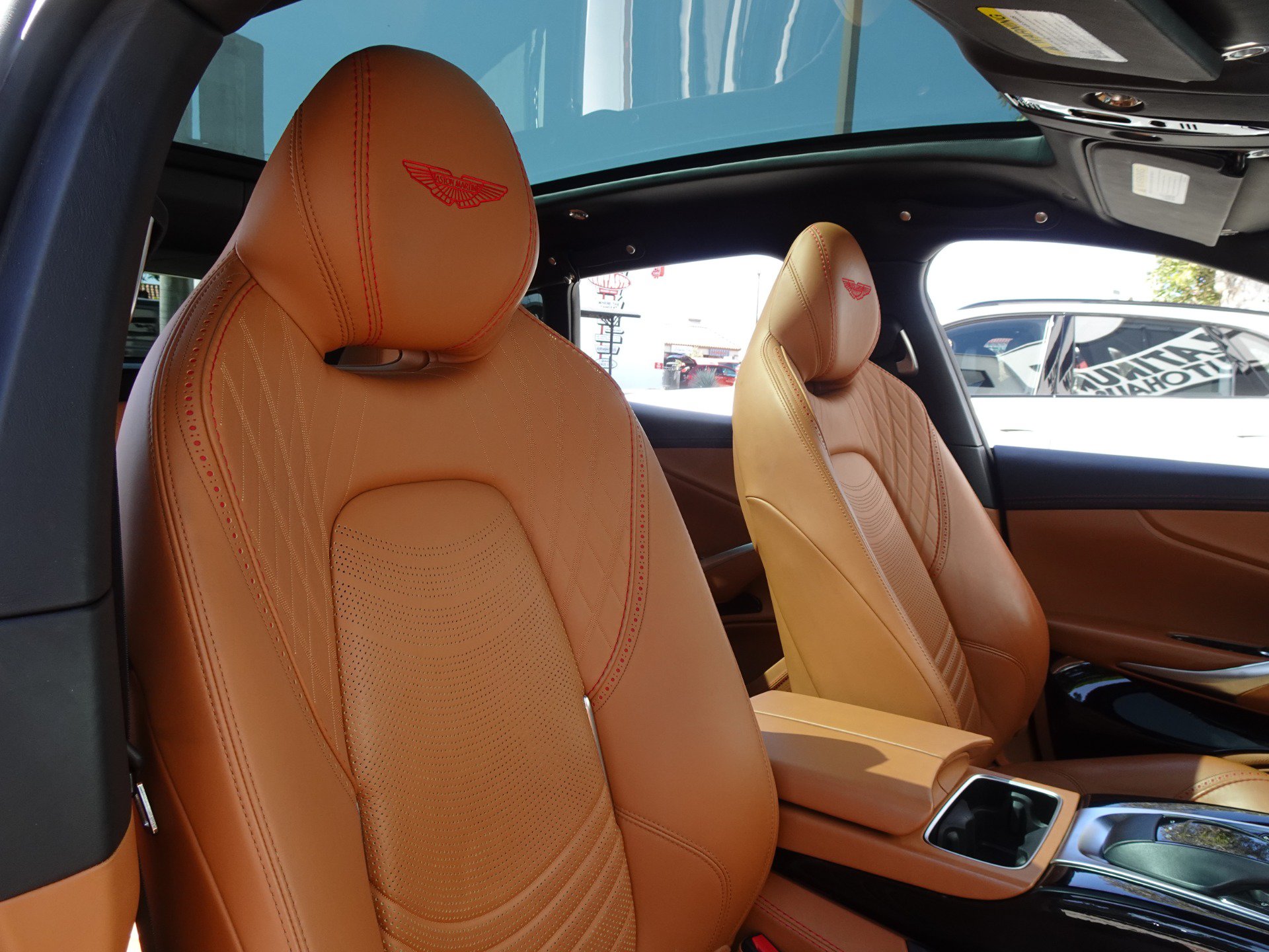 Used 2022 Aston Martin DBX AWD/4WD image 22
