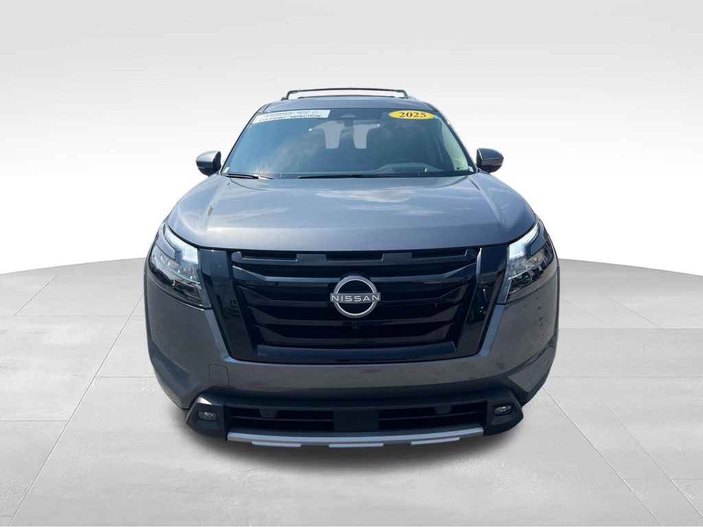 Used 2025 Nissan Pathfinder Platinum w/ Black Appearance Package FWD image 8