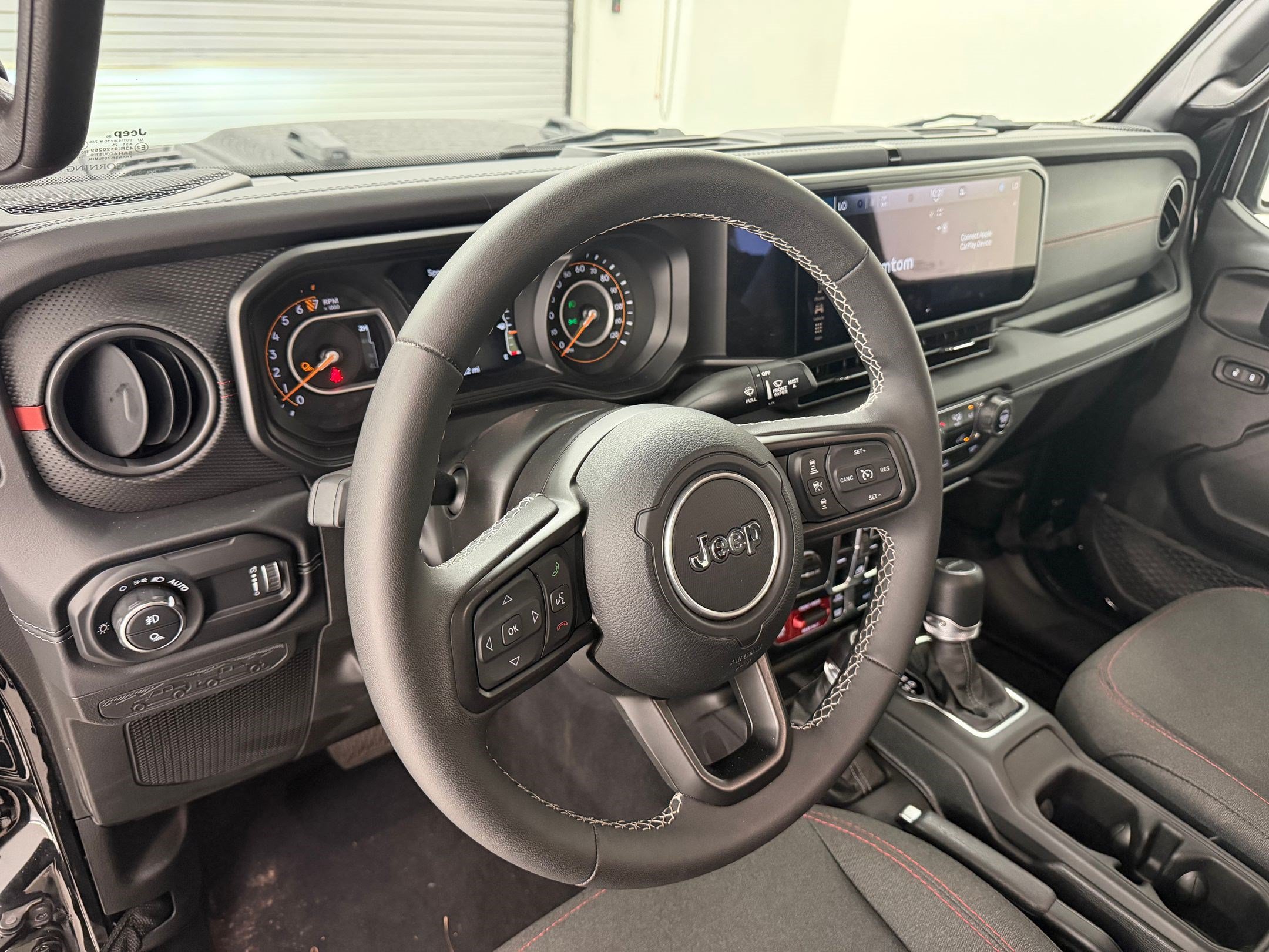 Used 2025 Jeep Gladiator Rubicon w/ Technology Group AWD/4WD image 4