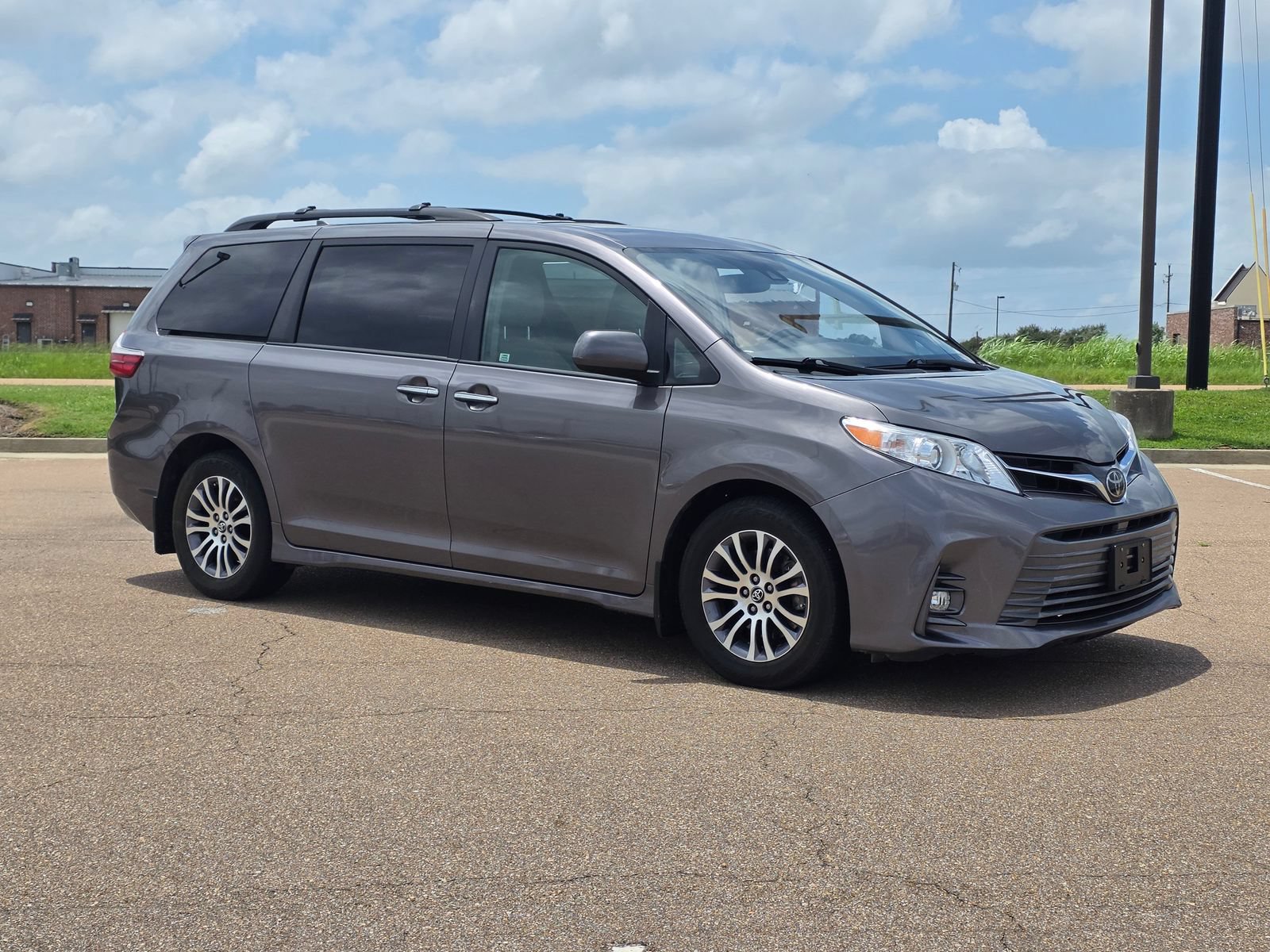 Used 2018 Toyota Sienna XLE w/ XLE Navigation Package FWD image 3