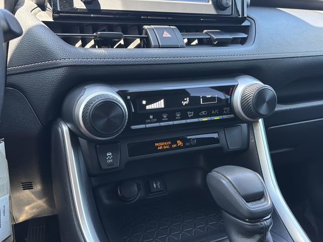 Used 2019 Toyota RAV4 LE w/ Carpet Mat Package FWD image 27