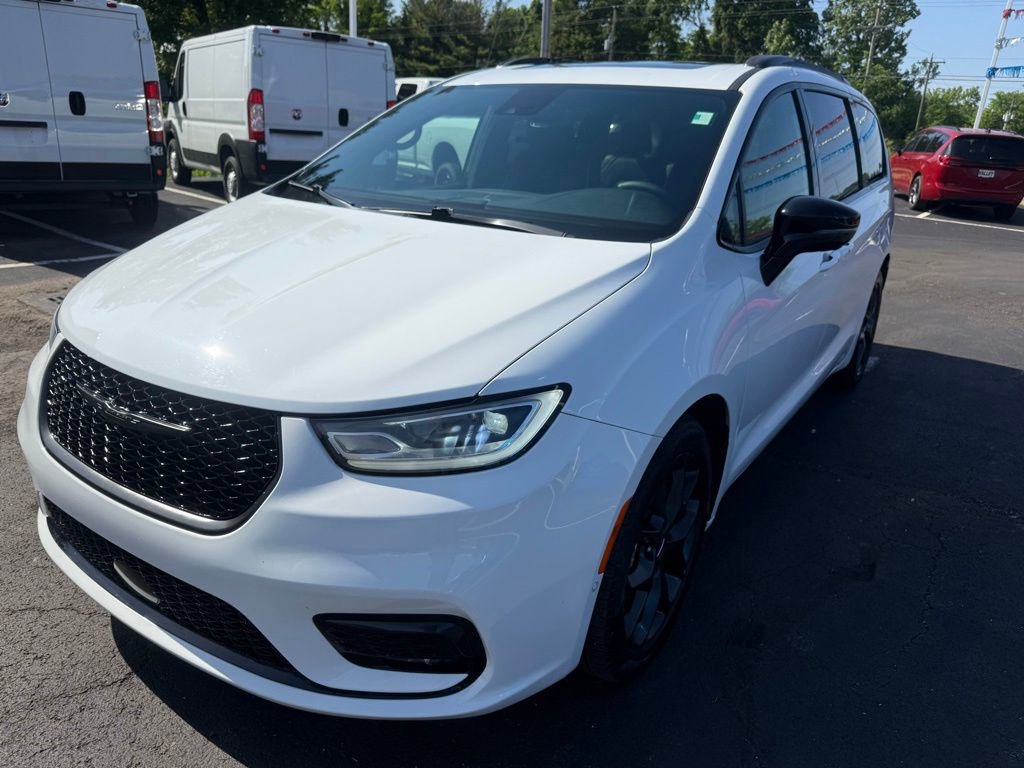 Used 2023 Chrysler Pacifica Limited w/ Uconnect Theater Family Group FWD image 7