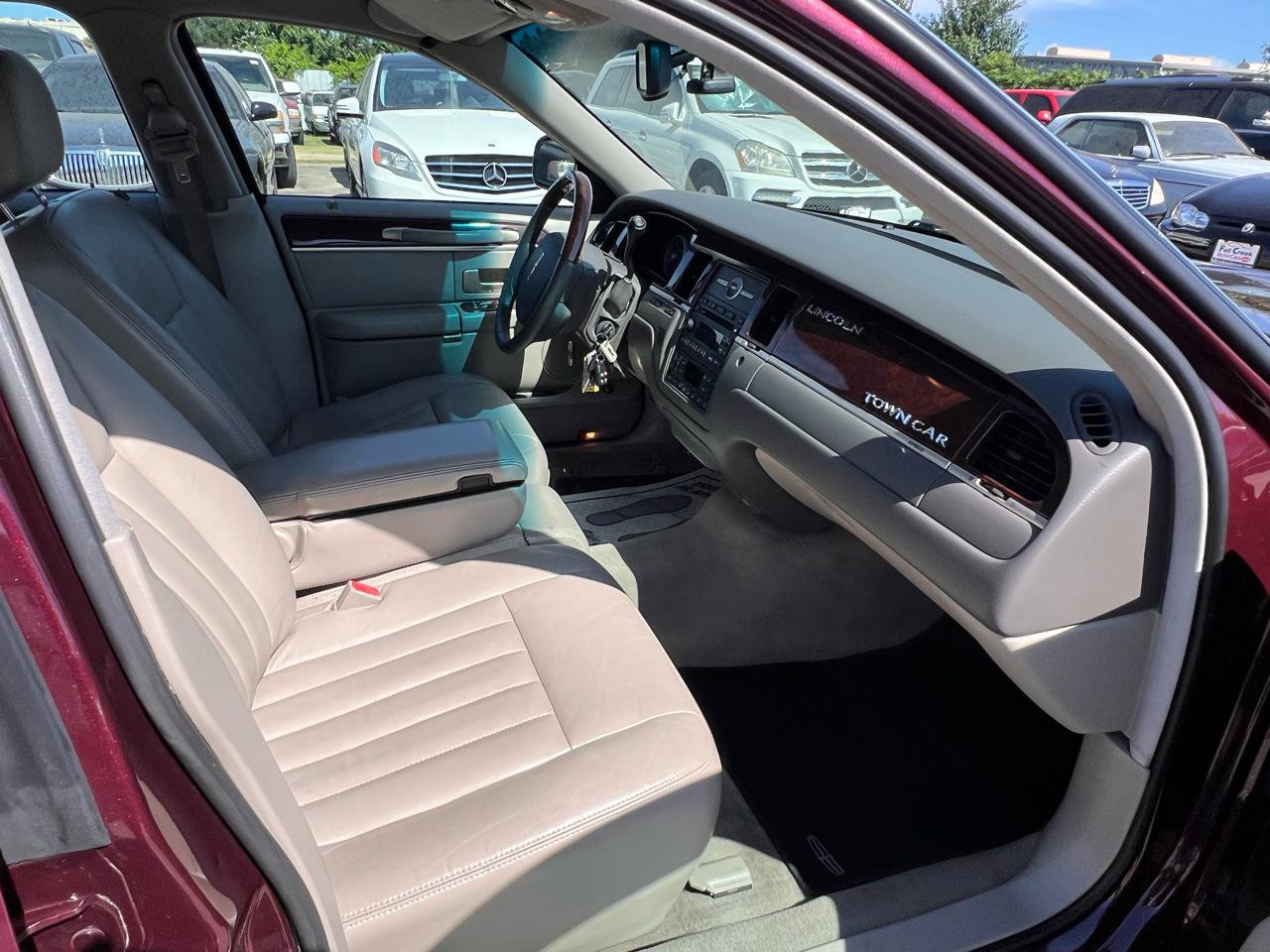 Used 2006 Lincoln Town Car Signature RWD image 29