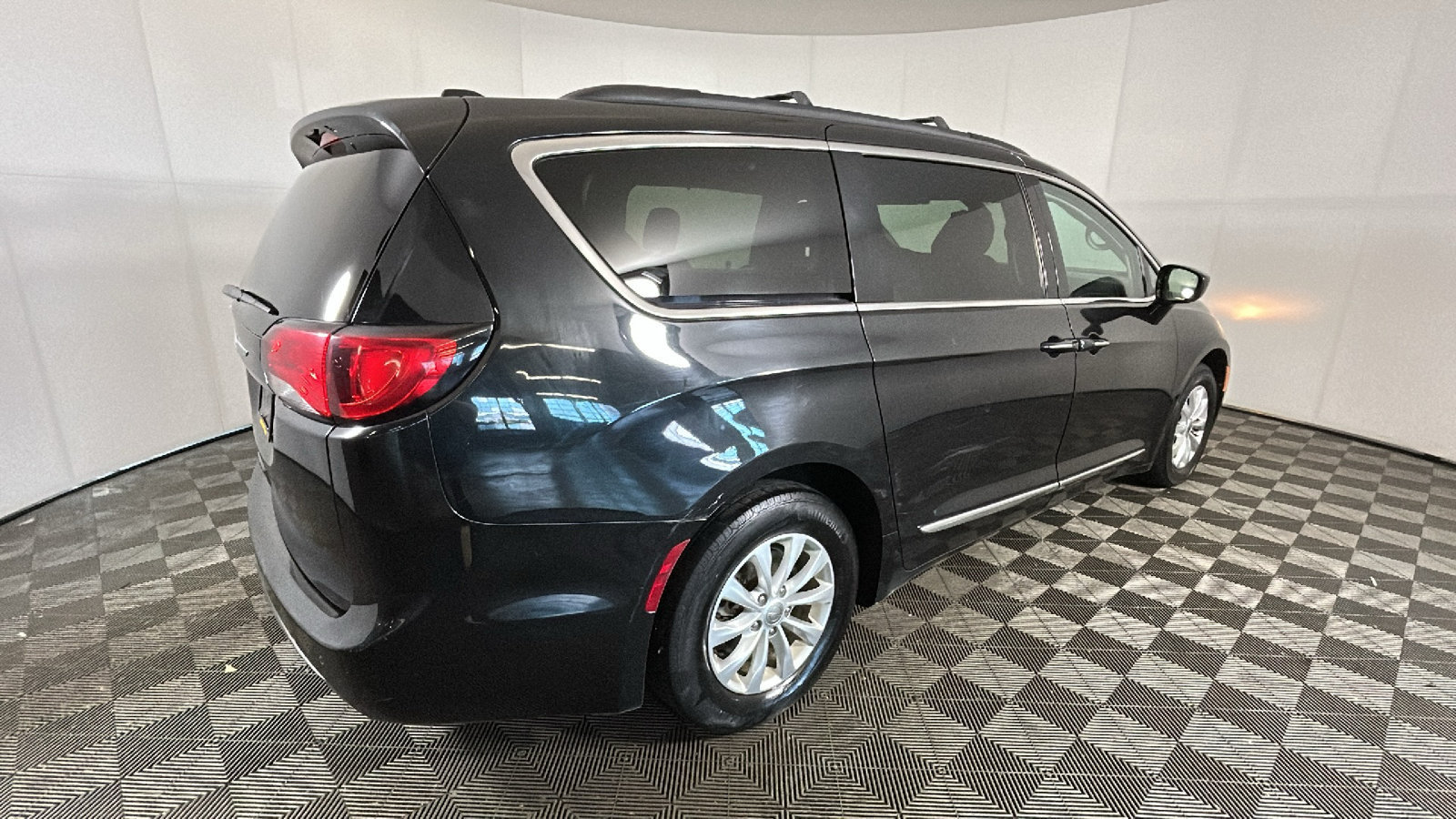 Used 2017 Chrysler Pacifica Touring-L FWD image 3