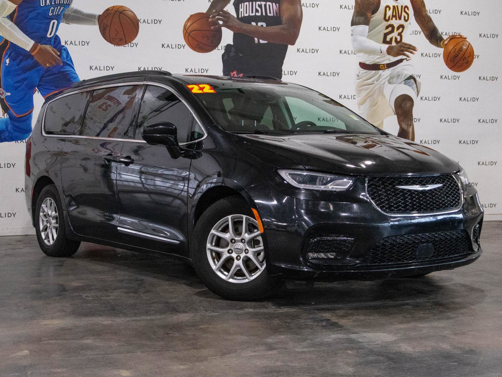 Used 2022 Chrysler Pacifica Touring-L image 2