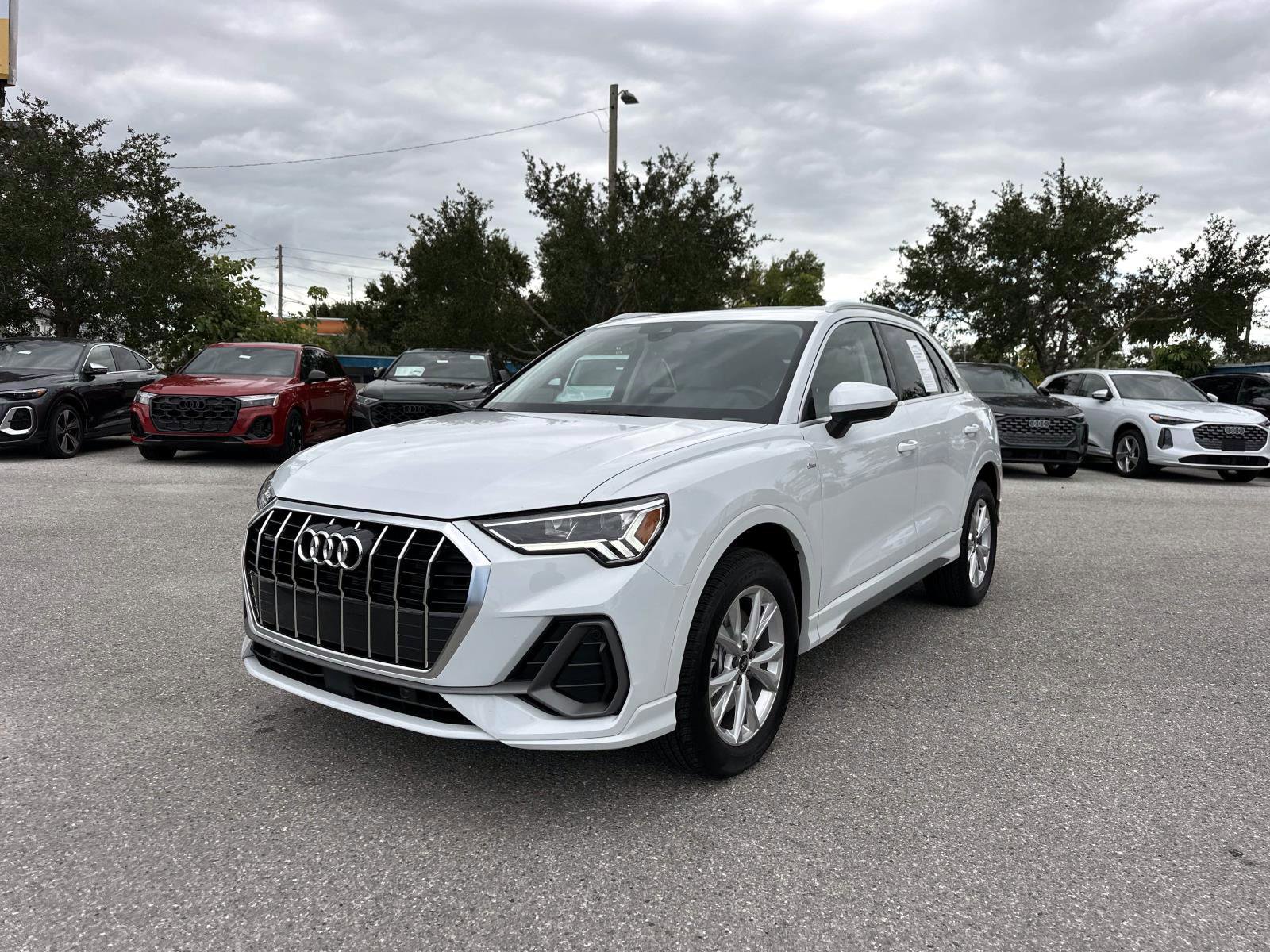 Used 2025 Audi Q3 2.0T Premium w/ Convenience Package image 2