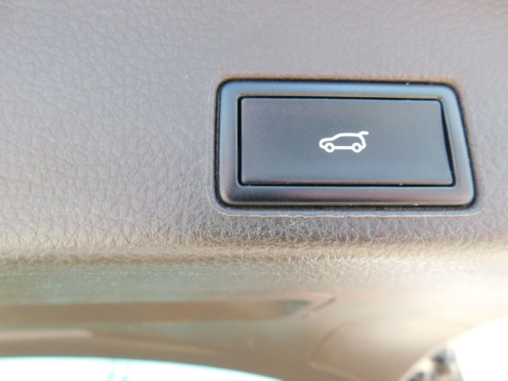 Used 2013 Volkswagen Touareg Sport image 22