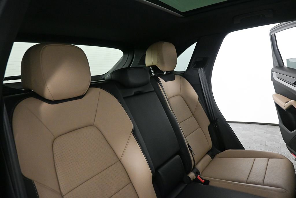 Used 2025 Porsche Cayenne AWD/4WD image 18